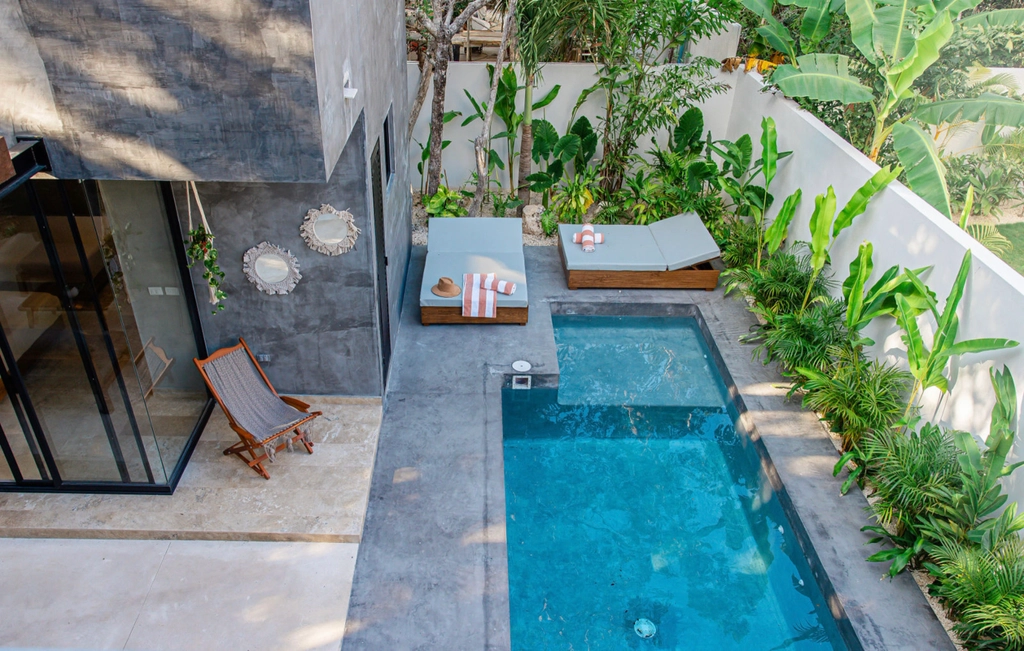 Host 25 ppl Beach 1 mi away 2 Chic Villas