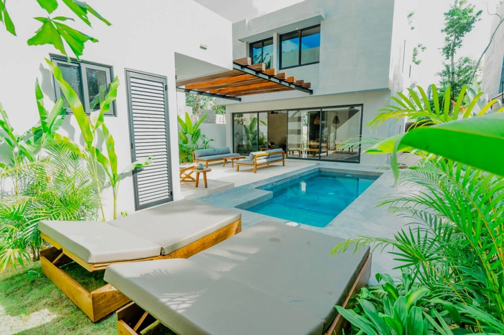 Beach 1 mi away from Modern Spacious Villa